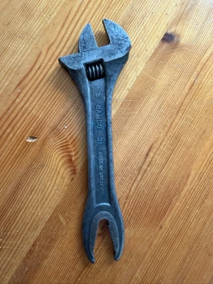 Justerbar skiftnyckel Bahco Hajen - Justerbar skiftnyckel i metall från Bahco. Verktyget har en klassisk grå finish och är märkt med Bahco och storleken 8. Perfekt för dig som gillar att fixa och meka själv. Robust och tålig design.
