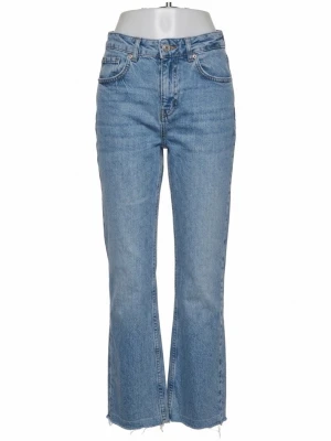Ljusblå jeans – rak modell - Ljusblå jeans med klassisk femficksmodell och fransad nederkant. Snygg, enkel modell som passar till det mesta. Fint skick.