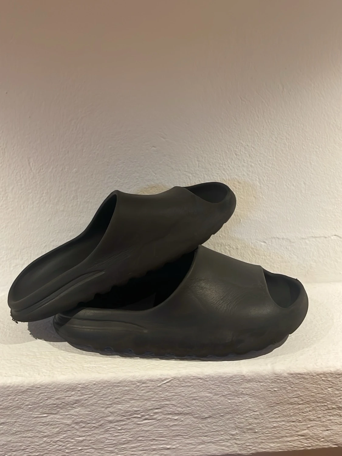 Svarta Yezzy Slides