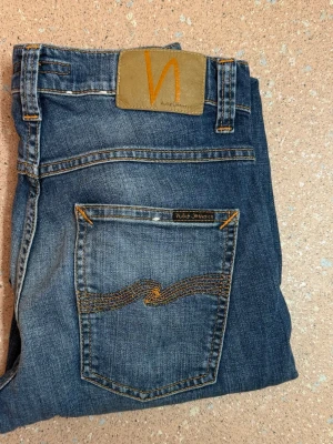 Nudie Jeans Grim Tim 30/32 - Säljer de här sjukt snygga jeansen från Nudie jeans! Jeansen är i jättefint skick, inga tecken på slitage eller hål. Storleken är W30 L32. Hör gärna av dig vid frågor🙌🏼🫱🏼‍🫲🏽