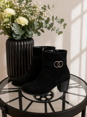 Svarta ankelboots i mockaimitation med klack – stl 38 - 🖤 Stilrena svarta ankelboots i mockaimitation från XIT. Klassisk modell med blockklack och dekorativa silverfärgade ringdetaljer på utsidan.  🔖 Storlek: 38  📏 Mått: • Klackhöjd: ca 7 cm  🧵 Material: Mockaimitation  ✨ Skick: Mycket fint skick. Endast använda två gånger, några timmar åt gången.  👢 Detaljer: • Dragkedja på insidan • Silverfärgade detaljer • Stabil blockklack • Rundad tå • Nypris: 499 kr 