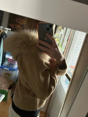 Super söt jacka med fluff - Såå söt jacka med fluff runt luvan. Säljs då den är för liten och inte kommer till användning. Den ser helt oanvänd ut och är i mycket bra skick. Skulle passa så bra nu till hösten💗🍁  Storlek XS-S. Pris går att diskutera!