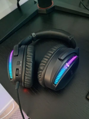Asus ROG Fusion II 300 Gaming Headset - Säljer ett superbra premium gaming headset från Asus i nära nyskick enligt bilder. Extremt bra ljud med inbyggd mikrofon, RGB samt 7.1 ljud. Fungerar utmärkt. Fås med USB-C och adapter. Se specifikationer längst ned.  Nypris: 1800+ SEK Begagnat pris: 700+ SEK Mitt pris: 489 SEK  Skriv vid frågor och se gärna mina andra annonser! Skapar gärna deals och paket för just dina behov!   Skickas snabbt och spårbart med alla möjliga fraktsätt.  RGB gaming headset with high resolution ESS 9280 Quad DAC™, 