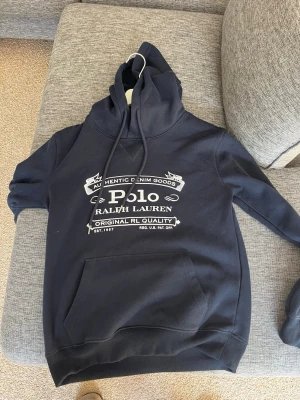 Ralph lauren hoodie  - Otroligt snygg Ralph lauren hoodie utan några defekter, hör av er för fler frågor eller andra funderingar😀