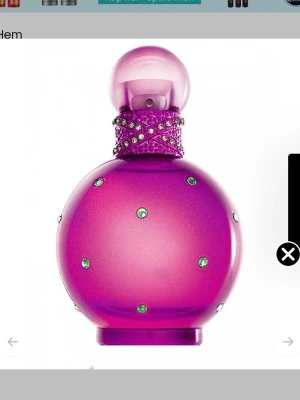 Britney Spears parfym - Jätte god parfym men säljs pågrund att ja har många. 50ml 95% kvar 