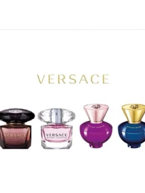 Versace parfymset med fyra dofter - Ett exklusivt parfymset från Versace med fyra olika flaskor i färgerna mörklila, rosa, lila och blå. Flaskorna har eleganta former och lyxiga lock i matchande färger. Perfekt för dig som vill testa flera ikoniska Versace-dofter.