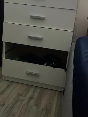 Vit byrå med tre lådor - Säljer en enkel och stilren vit byrå med tre lådor och silverfärgade handtag. Byrån är tillverkad i trä och passar perfekt för förvaring i sovrum eller hall. Modern design som smälter in i de flesta hem.