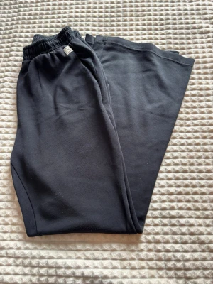 Svarta mjukisbyxor  - ett par sköna svarta mjukisbyxor som är mid waist på mig och passar till mycket och är väldigt bekväma, men säljer de eftersom att jag har haft de ett tag nu 