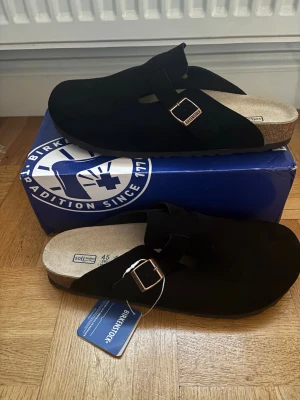 Svarta Birkenstock Boston tofflor - Hej 👋 dessa är helt nya och har endast testats inomhus. Box och dustbag ingår! Storlek 45 och frakt samma dag‼️jag har kvitto‼️