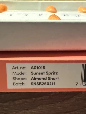Sunset Spritz press-on naglar - Snygga press-on naglar i modellen Sunset Spritz med kort mandelform. Naglarna har en skimrande orange färg som verkligen poppar. Perfekt för dig som vill ha en trendig och fräsch look utan att behöva gå till salongen. Materialet är tåligt och lätt att applicera. Säljes utan tillbehör och storlekar x2.