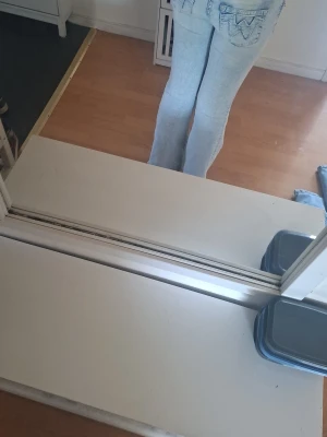 Ljusblå bootcut jeans - Säljer ett par ljusblå bootcut jeans med hög midja och klassiska fickor bak. Jeansen har en snygg tvätt och är i stretchigt denimtyg för skön passform. Perfekta till sneakers eller boots för en trendig look.