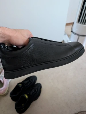Zegna triple stitch - Stilrena svarta slip-on sneakers i slätt och lätt texturerat läder. Strl US 10, använda en gång.