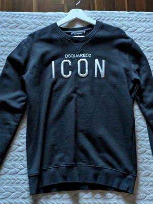 Dsquared2 Icon Crewneck Sweatshirt - Svart Sweatshirt i fin bomull med den ikoniska vita ICON-logotypen tryckt på bröstet.