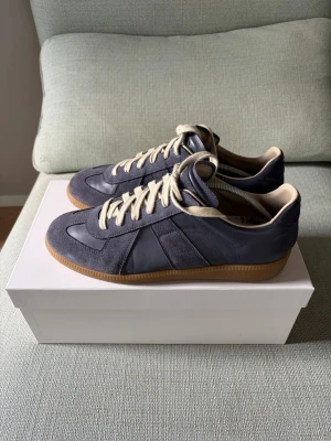 Maison Margiela gats  - Försiktigt använda gats från Maison Margiela. Unik blå färg ”Pewter”. Köpte dem 2024 på 24S. Säljer för 4999kr (modellen går ej att hitta länge). Box och dustbags osv följer givetvis med. Pris kan diskuteras vid snabb affär!