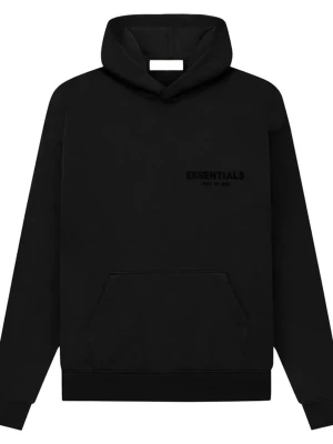 Svart Essentials Fear of God hoodie - Säljer en svart hoodie från Essentials Fear of God med stor logga på ryggen och mindre tryck på bröstet. Hoodien har huva, känguruficka och ribbade muddar. Tillverkad i mjukt bomullsmaterial för en clean och stilren look.