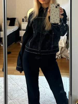 Mörkblå jeansjacka med vita sömmar - Jeans jacka mörkblå. Använt en gång 