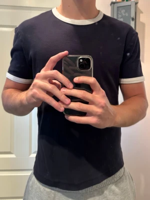 Zara T-shirt - Mörkblå T-shirt från Zara med vita ränder, storlek M. Hör av er vid mer frågor eller bilder pris kan diskuteras 