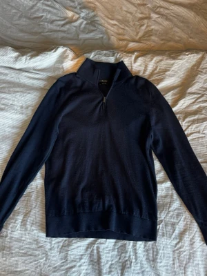 Massimo Dutti - Half Zip - Massimo Dutti Half Zip i storlek M. Full merinoull tröja i väldigt bra skick. Använd omkring 5 gånger. 