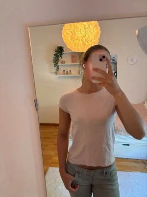 Rosa t-shirt - Säljer en ljusrosa t-shirt från HM! Basic, snygg och passar till allt!😇Det är storlek 158/164 men den passar på mig som är 175cm.