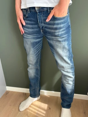 Sams jeans slim fit - Ett par fräscha jeans från märket Sams jeans med fet tvätt!                                                      Nypris - 800kr                                                   Storlek - M/32                                                           Mått - A: 39 B: 73.5 C: 23.5 D: 19.5 E: 16.5 (cm) Priser kan diskuteras vid snabb affär, skickas samma dag eller dagen efter!🚚💸