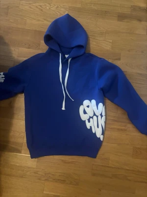 Love the hustel tröja o byxor  - Säljer detta snygga sett från Love the hustel, det är perfekt för en chill outfit priset är inte hugget i sten går o diskutera vid snabb affär 💨🗣️storleken är XS men sitter som S. 