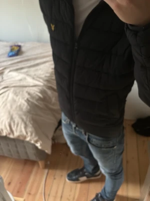 Svart pufferjacka från Lyle & Scott - Säljer en svart pufferjacka från Lyle & Scott. Kvalitén är väldigt bra. Direkt köpt i den fysiska lyle & Scott butiken i mall of Scandinavia. Cirka 1800kr nypris då mitt pris är 699 . Mycket mycket  bra pris i hänsyn till låg användning. Bra investering att vara före nu till vintern med en schysst jacka. Hör av dig vid minsta fundering!🌟