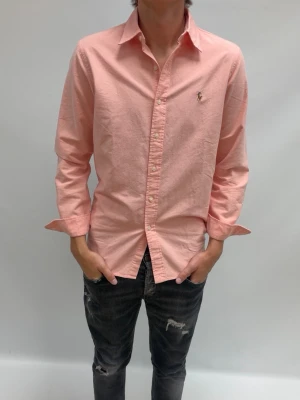 Ralph Lauren skjorta  - Ruggit goe Raffe skjorta me schyyst färg köpt på NK i Gbg. Är 190 väger 75 kg 