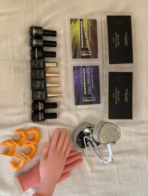 Nagelkit - Säljer ett kit för dig som vill börja med Gel-X naglar. Innehåller från MissFancy:  Ph-Bonder Primer Dehydrator Cat Eye - All Or Nothing Press & Extend Tip Gel Rubber Base - Vintage Rose Rubber Base - Baby Blossom Samt från Nailster: Liquid Builder gel i färg 210 Liquid Builder gel i färg 432  Gellytippar från MissFancy i Coffin Long samt Almond Medium. Lampan från Shein, testad en gång fungerar perfekt Samt övningshänder & fingrar. Allt är nytt, men lampan testad. Säljer då jag blivit sjuk. 