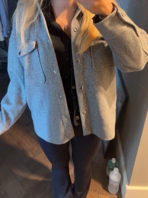 Grå kappa - Säljer denna snygga kappa från Zara perfekt nu till hösten i storlek S som heller aldrig använts☺️