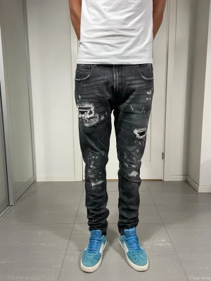 Replay Jeans - Säljer nu dessa Replay Jeans med supersnygga slitningar i populär design, W33 o L32 med mått ca 41,5 o 110 cm. skriv för fler bilder/frågor🙌🏼