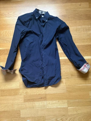 Burberry skjorta - Snygg mörkblå skjorta. Xs storlek med väldigt bra passform. Har inte använt den mycket alls