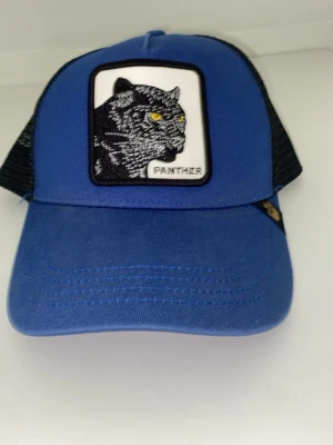 Blå truckerkeps med panterpatch - Snygg blå truckerkeps med svart mesh baktill och böjd skärm. Framtill sitter en broderad patch med en svart panter och texten 'Panther'. Kepsen har justerbar snapback och cool streetstil.