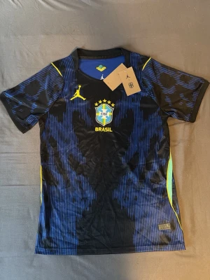 Brasilien VM tröja - Säljer en blå svart Brasilien borta tröja då den inte passade mig när jag köpte den. Den är aldrig använd och i nytt skick.