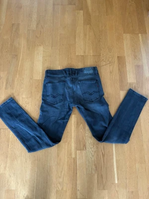 Replay ”ambass” jeans - Snygga mörkgrå slim fit jeans med klassisk femficksdesign och diskreta slitningar. Jeansen har raka ben. Perfekta till vardagslooken och passar till det mesta. Tillverkade i mjukt denimtyg för skön känsla.