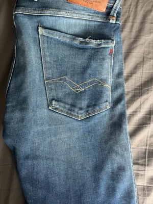 Blå jeans från Replay - Snygga blå jeans från Replay. Strl 34/32 anbass