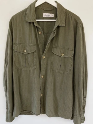 Olivgrön Overshirt - Säljer en olivgrön overshirt/skjorta från Dressmann. Perfekt för hösten som kommer. Stolek m. Riktig steal 