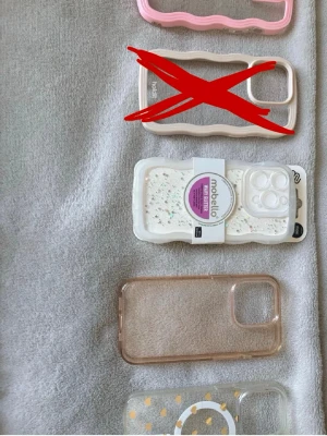 Flera mobilskal i olika färger och mönster - Säljer flera mobilskal för iPhone med olika designer: ett rosa vågigt skal, ett vitt skal med glitter från mobello, ett genomskinligt skal med guldprickar och ett transparent skal. Perfekt för dig som vill byta stil på mobilen ofta. Pris diskuteras. 