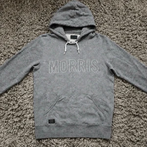 Morris hoodie - Säljer denna rikigt feta Morris hoodien!⭐️ Storlek : XS!🤝Skick : 9,5/10!👍Hör gärna av er om ni har funderingar!🙌