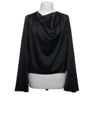 Svart blus - Stilren svart blus i glansigt tyg och långa ärmar. Perfekt för dig som gillar en elegant och modern look.