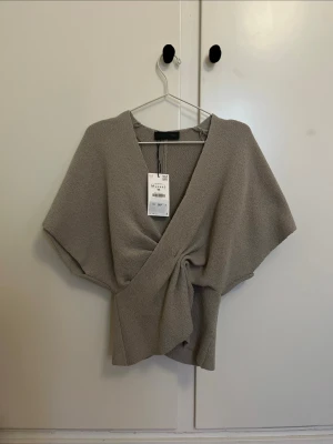 Snygg knyt topp - Snygg knyt topp i storlek M från Zara. Helt ny med prislapp (har inkluderat bild). Tyvärr för stor på mig. 