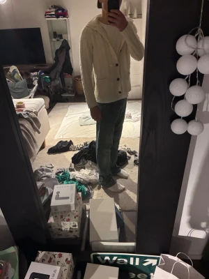 Nudie Jeans Straight Sven (Bootcut) - Säljer ett par klassiska Nudie Jeans i färgen blå. Jeansen har raka ben och nästan ”bootcut” vilket är supertrendigt förtillfället. Jeansen har fem fickor och normal midja. Perfekta för en avslappnad och trendig look. Just denna modell finns inte någonstans, trots att den är så populär, därav priset. Jeansen är i bra skick, men har tydliga spår efter användning.’Storlek: W33 L34 | Skick: 7,5-8/10 | Pris: 60€.