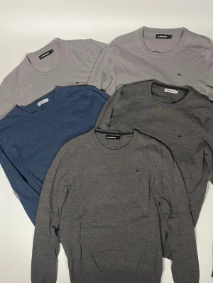 5X J.Lindeberg bundle - 👕 Plagg: Tröjor                                                             📏 Storlek: S-L                                                               🏷️ Märke/Modell: J.Lindeberg                                             ✨ Skick: Fint skick                                                        💬 Vid frågor är det bara att skriva!                                                                                          🛍️ Perfekt om du vill köpa och resella lite själv eller göra ett kap
