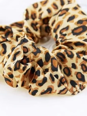 Leopardmönstrad scrunchie - Säljer en scrunchie med leopardmönster i beige, brunt och svart. Hårsnodden är gjord i ett mjukt tyg som ger volym och håller håret på plats. Perfekt accessoar för att addera lite edge till din look. 29kr/st , samma frakt 