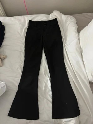 Svarta kostymbyxor XS - Snygga svarta kostymbyxor från Gina Tricot i storlek xs, litet hål men inte så svårt att sy ihop.