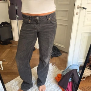 Mörkgrå arrow jeans - Jättesnygga mörkgråa raka jeans i modellen arrow från Weekday. Ljusare ”slitning” på knäna vilket ger en nice använd vibe. Har använts därmed lite slitning vid hälarna