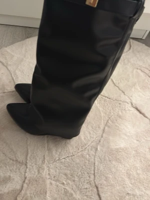 Svarta knähöga boots med klack - Har använt två,tre gånger. jätte fina men har enstaka prickar på sig som tyder på användning. syns i bilderna