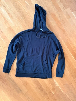 Svart hoodie med tryck Psychic Fortune Club - Svart hoodie från ASOS i storlek med tryck på baksidan