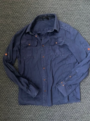 Vintage G-star raw overshirt -  Säljer nu denna sjukt snygga Vintage Gstar Overshirt! Passar till allt och har en perfekt passform. Säljs ej längre i butik och är därav mycket eftertraktad😊 passar M perfekt ! Skriv vid funderingar 🤝