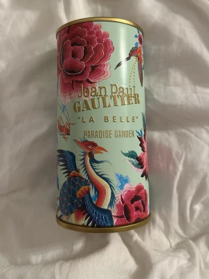 Jean Paul Gaultier La Belle Paradise Garden - Unik parfym från Jean Paul Gaultier, La Belle Paradise Garden. Flaskan har en blågrön kroppslik form med gulddetaljer och kommer i en dekorativ cylinderförpackning med färgglada blommor och fåglar. Perfekt för dig som gillar snygg design och exklusiva dofter. Obs! Köptes på kicks för 1000kr nyligen och säljs vidare pga det inte var min typ av doft. Alltså endast testad en gång! 