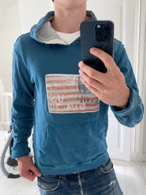 Levis hoodie  - Levis hoodie, sjukt najs. Inga defekter! Modellen i bilderna är 180 cm 75 kg och bär Storlek M , Kom med frågor! 🌟 (Kan gå ned i pris vid köp av paket 😉) 